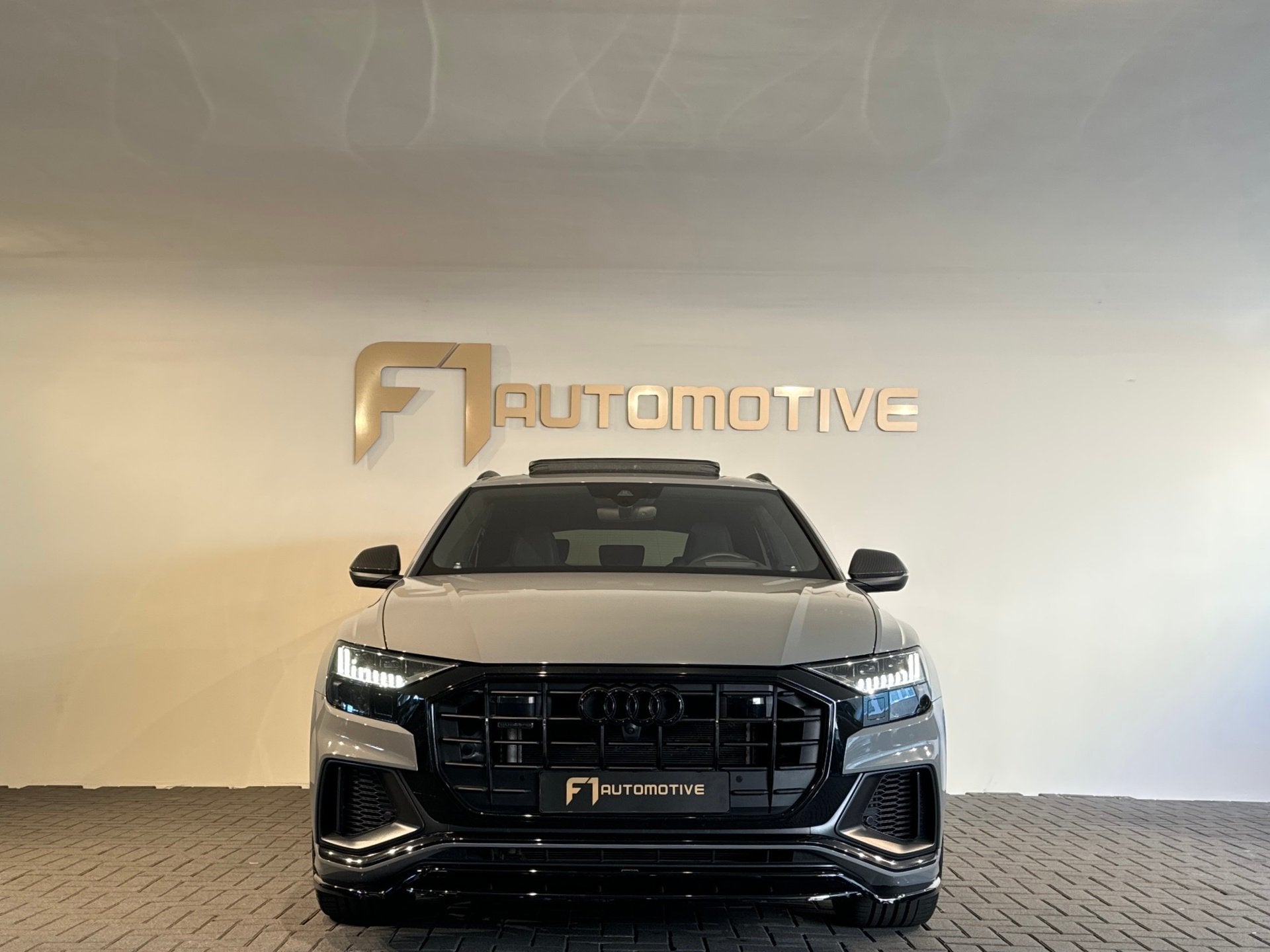 Audi Q8 55 TFSI e quattro S Line Pano|Carbon|B&O 3D|HuD|Memo, Auto's, Automaat, Dealer onderhouden, Gebruikt, Zwart