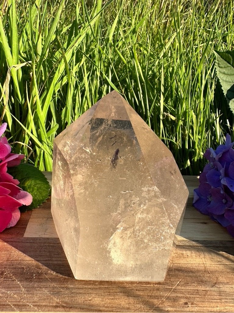 Geslepen lichte rookkwarts punt, met regenbogen voor healing, Ophalen of Verzenden, Mineraal