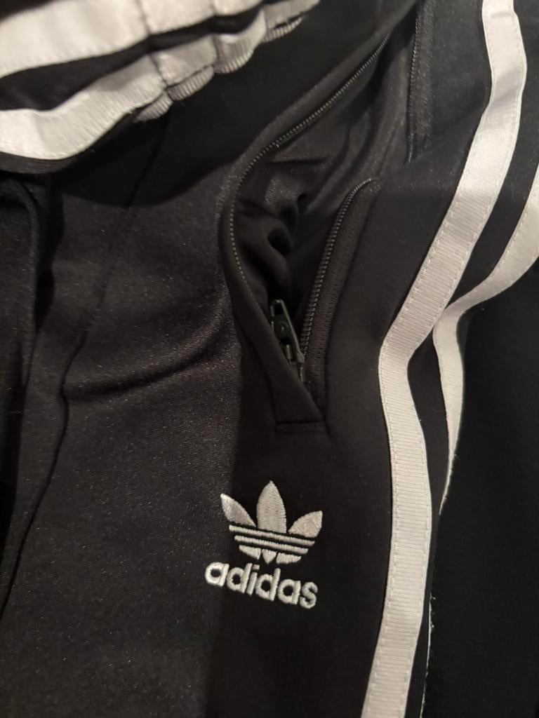 Trainingsbroek adidas M (valt als S), Kleding | Heren, Sportkleding, Ophalen of Verzenden, Zo goed als nieuw, Zwart, Algemeen