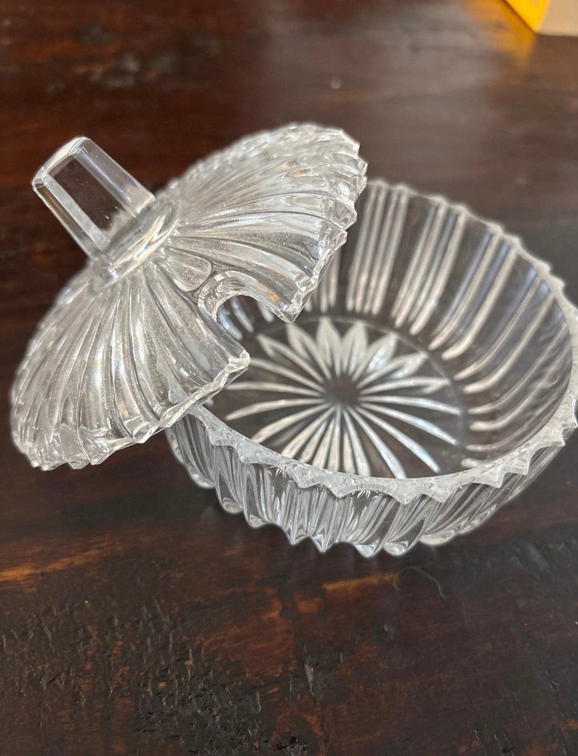 Elegante suikerpot van geslepen glas, Ophalen of Verzenden