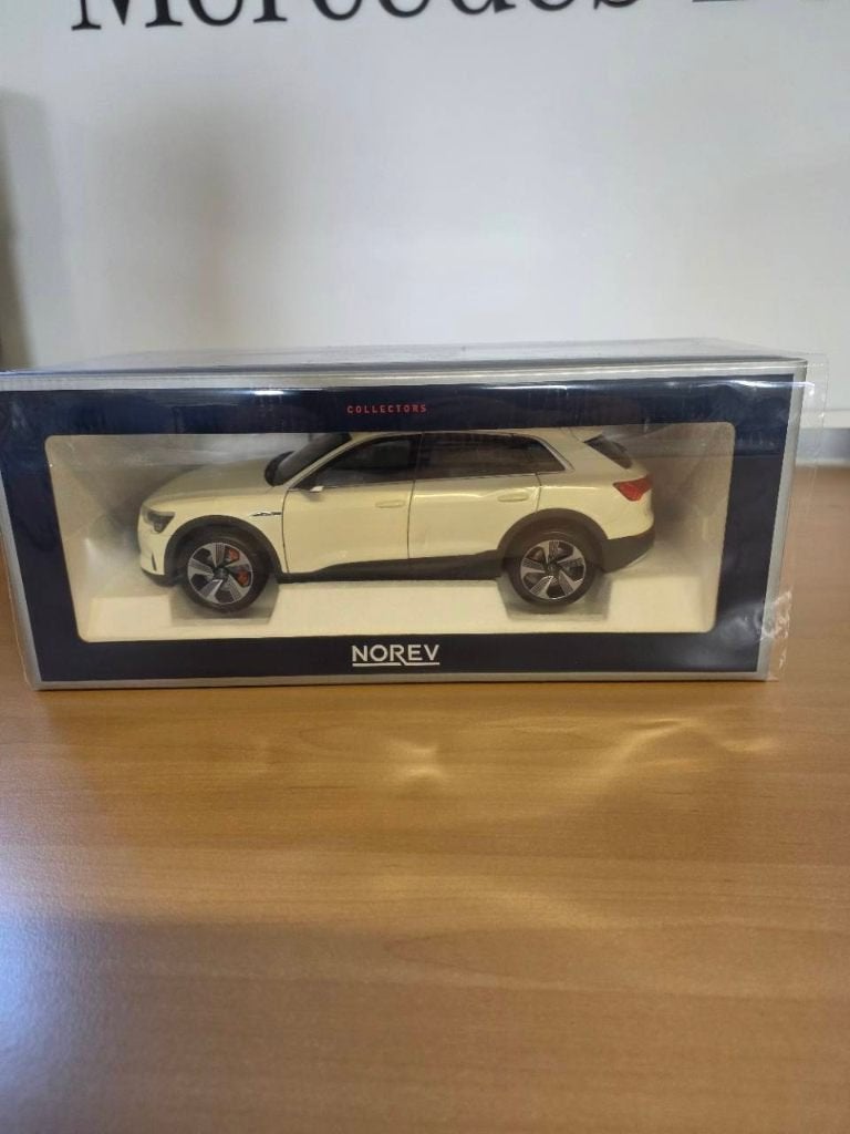 Audi e-tron 2019 1:18 Norev 188310 wit metallic in doos, Hobby en Vrije tijd, Ophalen of Verzenden, Gebruikt, Auto, Norev