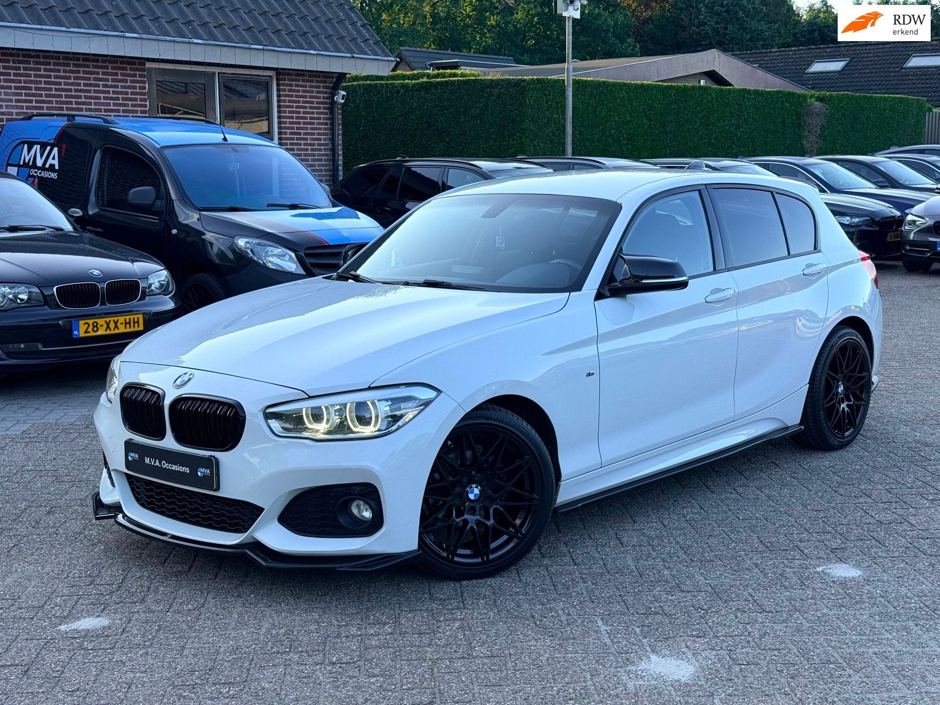 BMW 1-serie 116i M Sport|Maxton Design|Navigatie|Led|18 inch, 1-Serie, Achterwielaandrijving, Alcantara, Wit