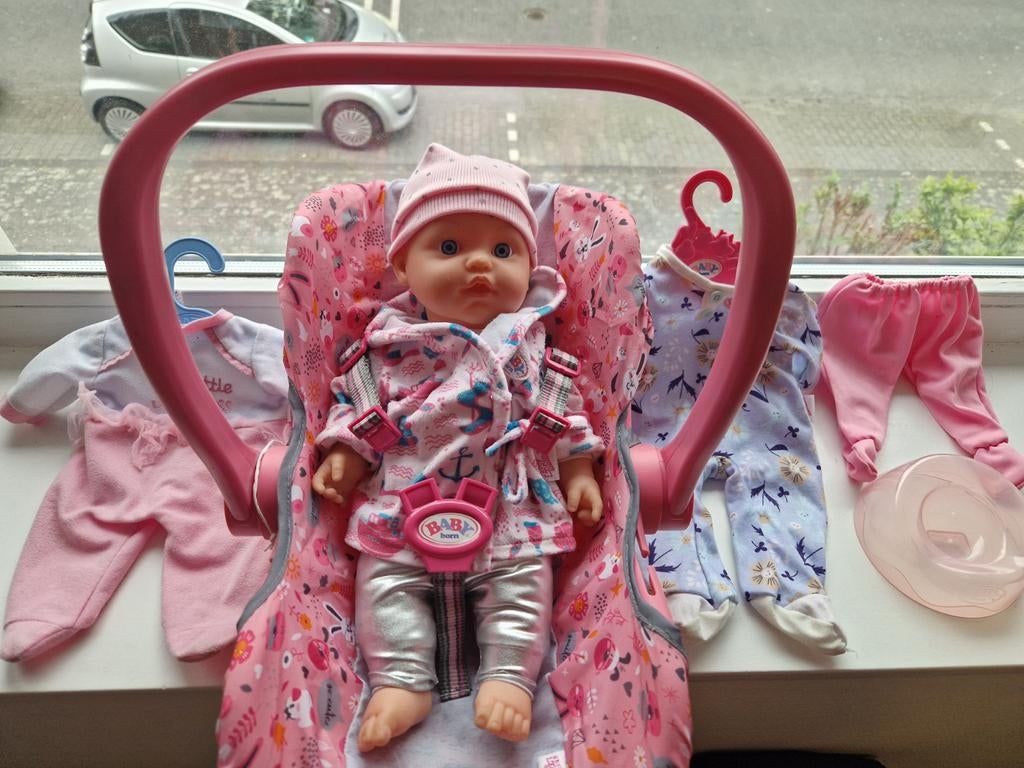 Baby pop met stoeltje, potje en kleding, Kinderen en Baby's, Speelgoed | Poppen, Zo goed als nieuw, Babypop, Ophalen of Verzenden
