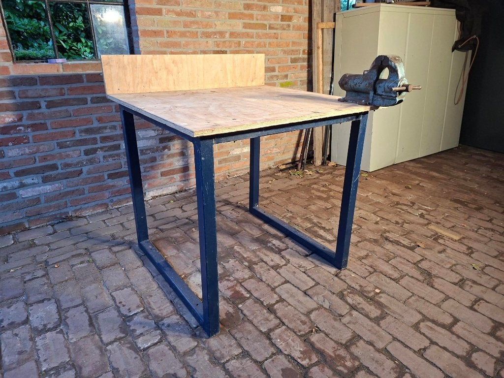 Goede, degelijke werkbank/ werktafel!, Ophalen, Gebruikt, Bankschroef