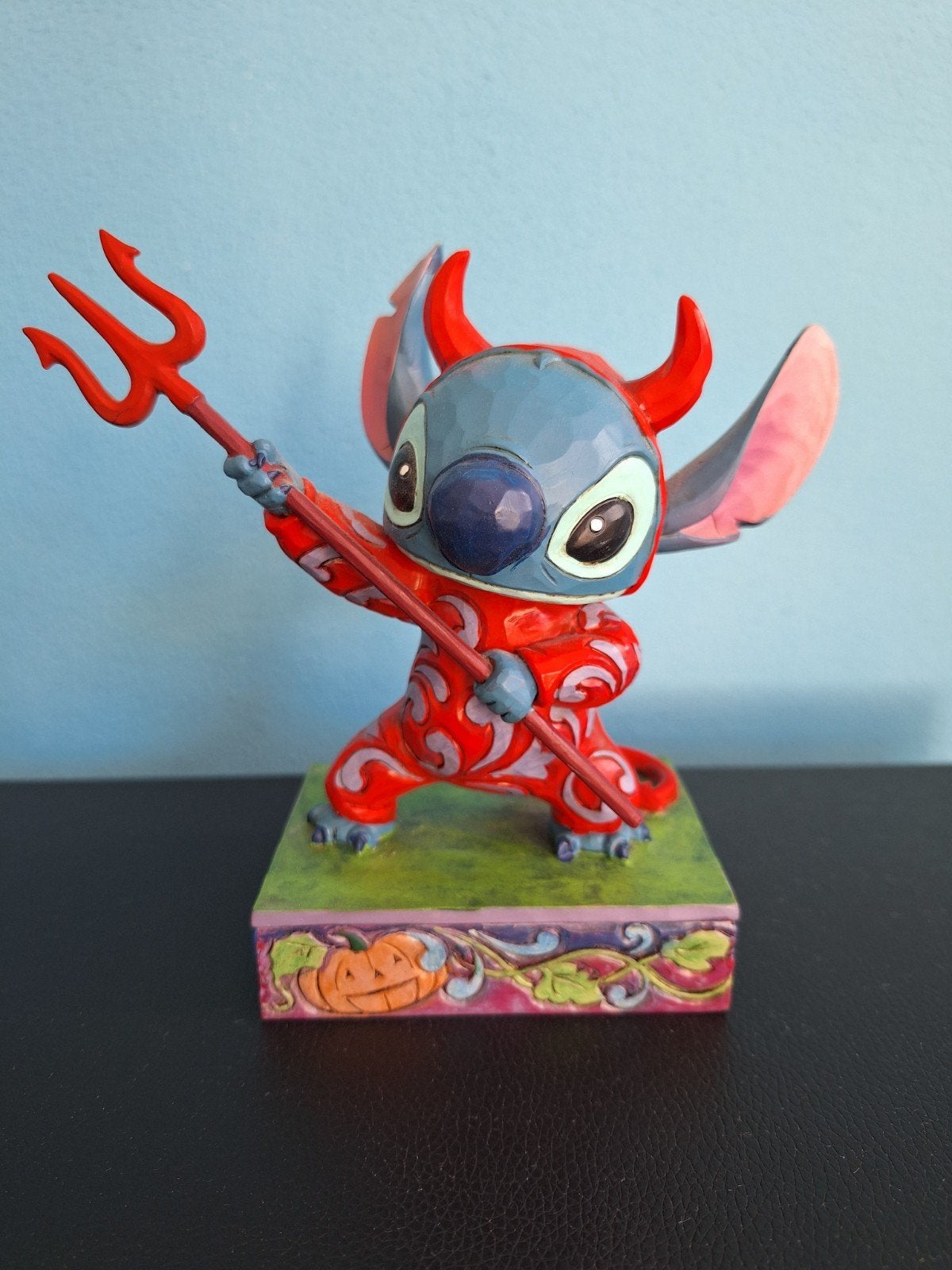 Jim Shore Stitch devilish delight zgan met doos, Ophalen of Verzenden, Overige figuren, Zo goed als nieuw, Beeldje of Figuurtje