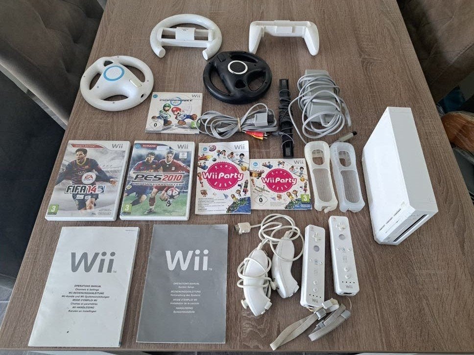 Wii set compleet met spellen en accessoires, Spelcomputers en Games, Ophalen of Verzenden, Gebruikt, Met 2 controllers, Met stuurtje