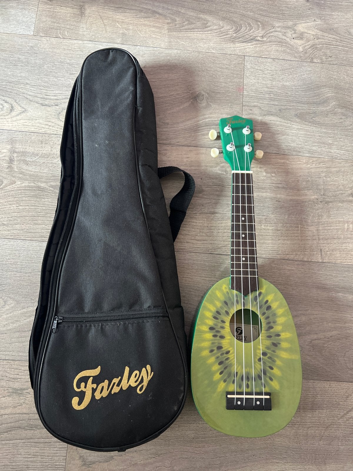 Fazley Ukulele Kiwi Design met hoes, Ophalen, Zo goed als nieuw, Overige typen, Met koffer