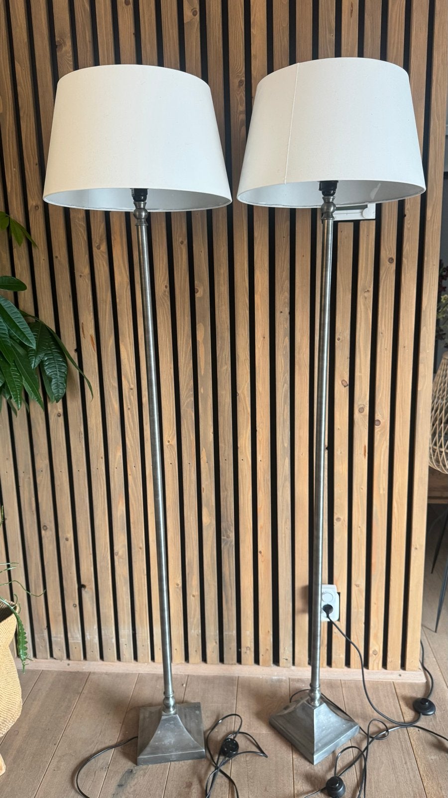 Set van 2 staande lampen met witte kappen, Ophalen, Gebruikt, E27 (groot), Metaal