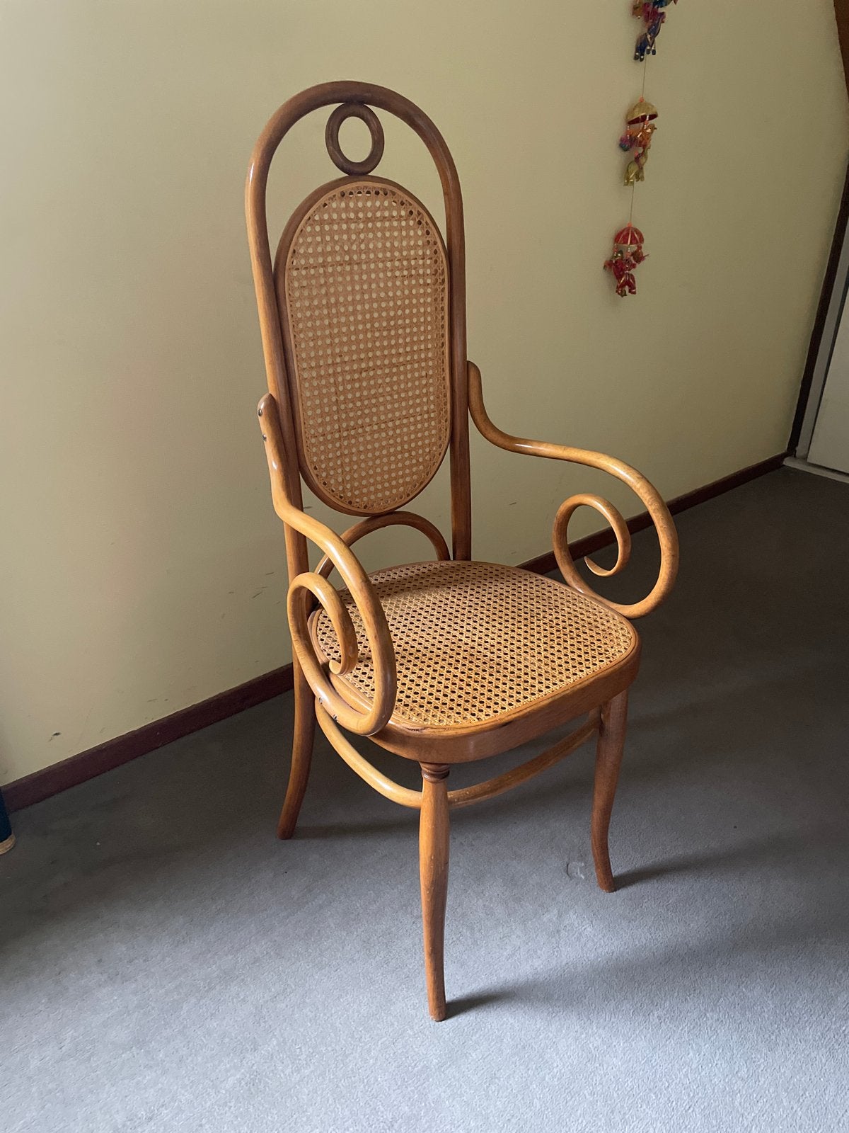 Antieke Thonet stoel met armleuningen en rotan zitting, Antiek en Kunst, Ophalen