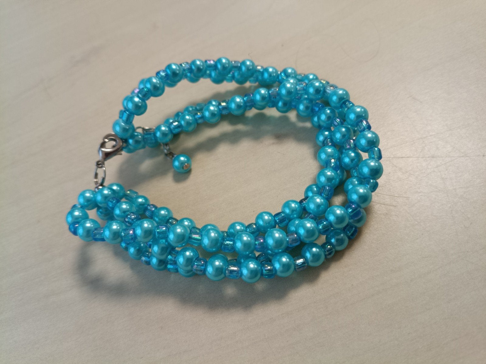 Meerstrengse armband met blauwe glasparelkralen., Sieraden, Tassen en Uiterlijk, Ophalen of Verzenden, Zo goed als nieuw, Blauw