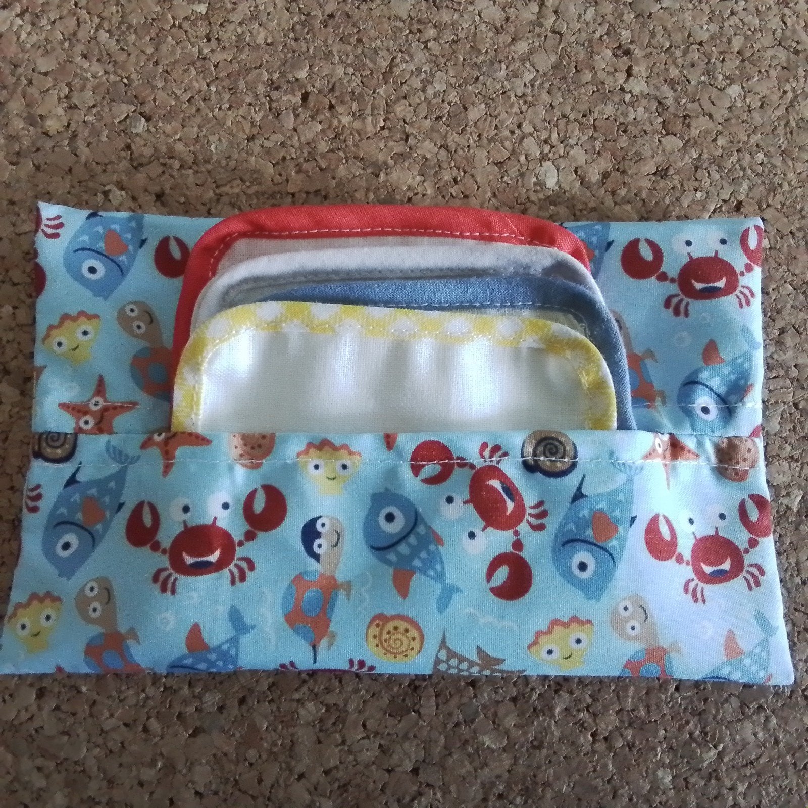 Poppenkleertjes  WASBAAR BILLENDOEKJES-ETUITJE met 4 doekjes, Ophalen of Verzenden, Nieuw, Babypop