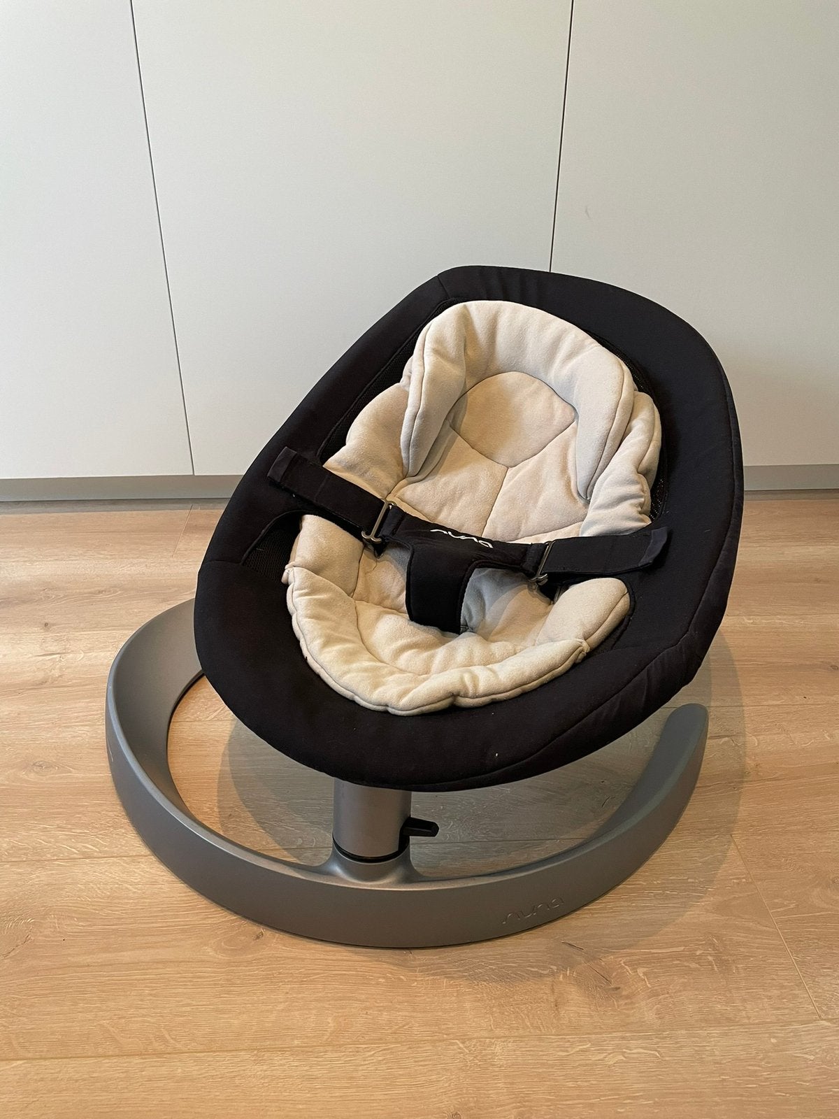 Nuna Leaf Curv wipstoel – zwart, met extra hoesje, Ophalen, Zo goed als nieuw