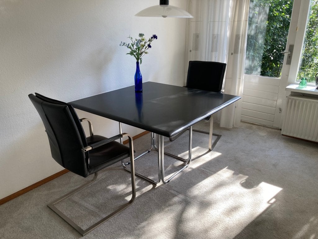 Eettafel met twee zwart lederen stoelen, Huis en Inrichting, Tafels | Eettafels, Ophalen, Gebruikt, Vierkant, Modern
