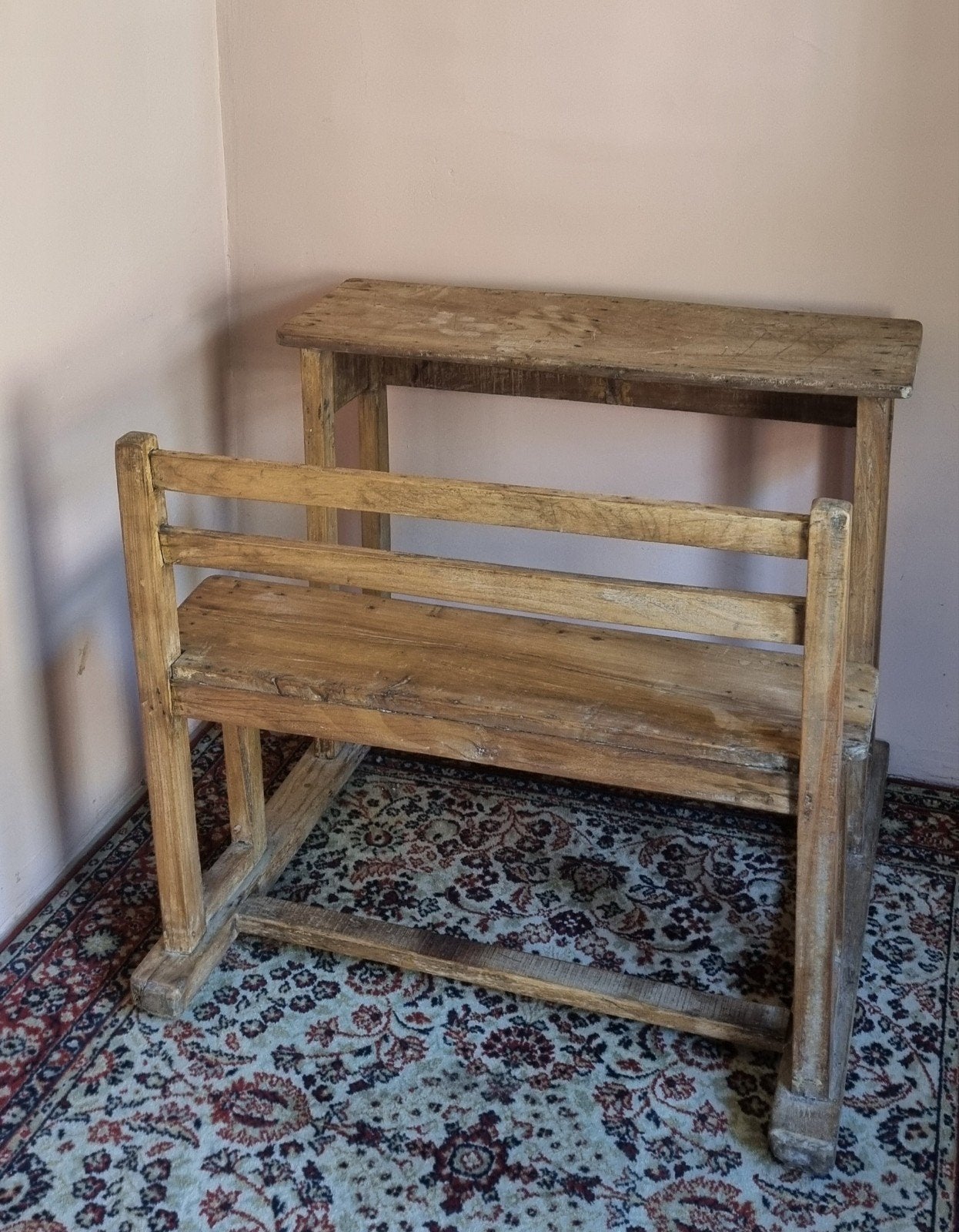 Oud schoolbankje met gebruikssporen, Ophalen