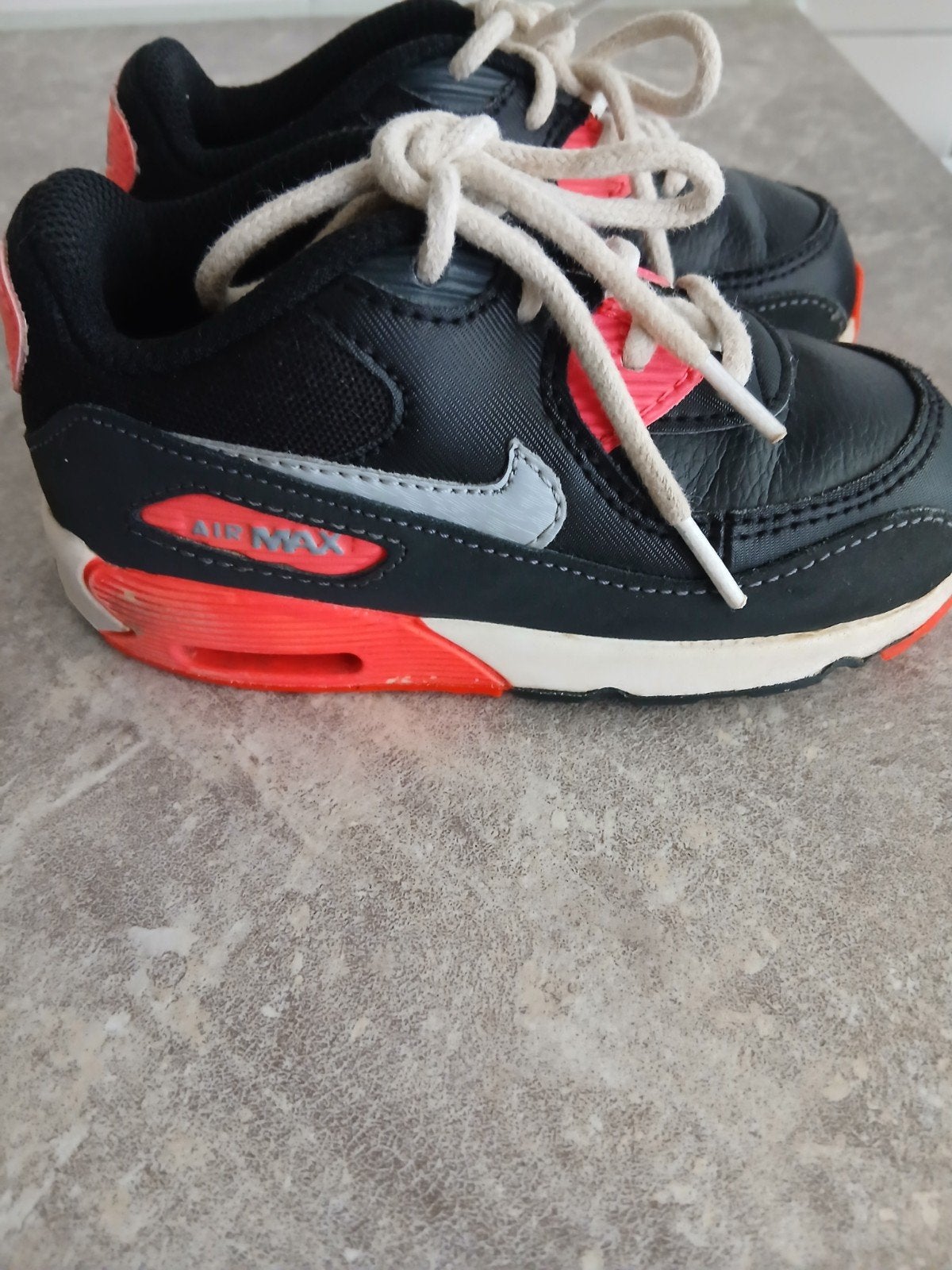 Nike Air Max schoentjes voor baby's - Zwart/Rood, Kinderen en Baby's, Babykleding | Schoentjes en Sokjes, Jongetje of Meisje, Ophalen of Verzenden