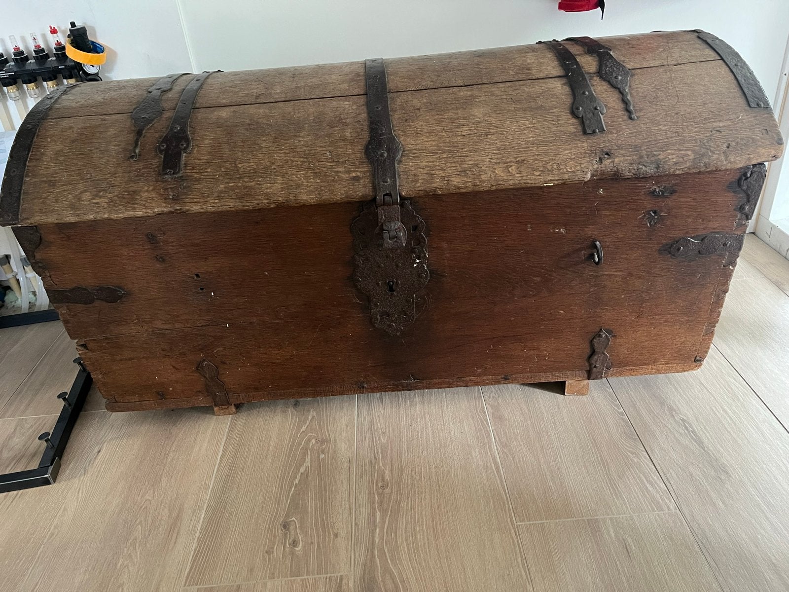 Antieke houten kist met ijzeren beslag, Ophalen