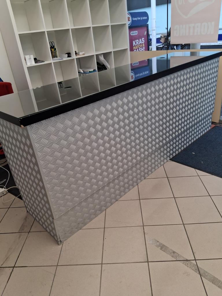 Robuuste toonbank met aluminium traanplaat - 2.7m breed, Ophalen of Verzenden