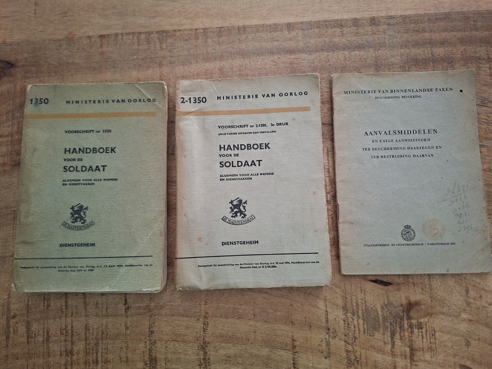 3 oude militaire boekjes Handboek voor soldaat dienstgeheim, Verzamelen, Militaria | Algemeen, Ophalen of Verzenden, Landmacht