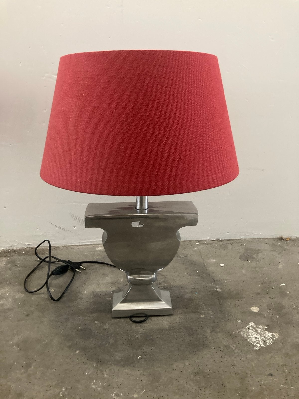 Moderne tafellamp met rode kap - 28 cm, Ophalen of Verzenden, Gebruikt, Rood, Rond