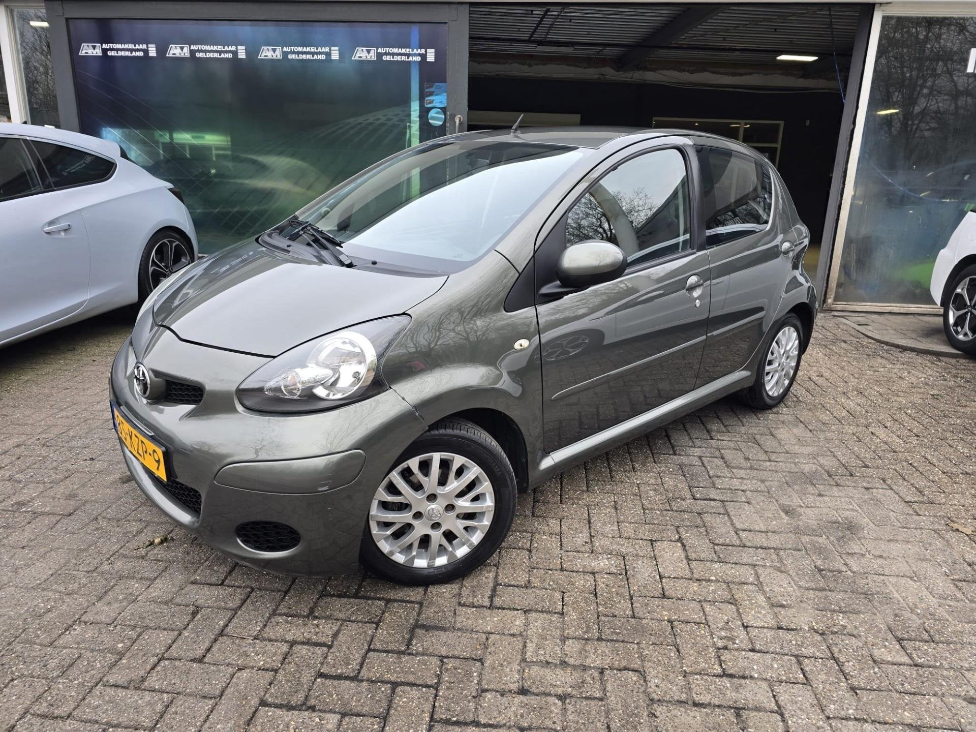 Toyota Aygo 1.0-12V Aspiration Green | 2E EIGENAAR | 3/6 OF, Auto's, Voorwielaandrijving, Gebruikt, 4 stoelen, Alcantara