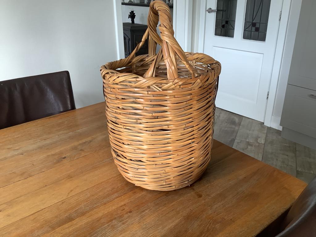 Grote rieten mand met hengsel, Huis en Inrichting, Woonaccessoires | Schalen en Manden, Ophalen, Gebruikt, Mand, Rond