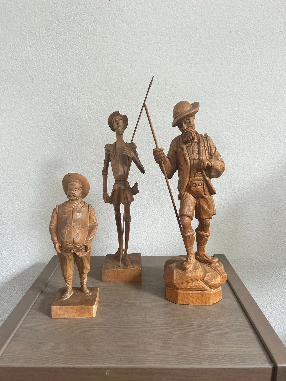 Set van 3 handgesneden houten beelden OURO - Don Quichot, Ophalen, Handgemaakt, 20 - 50 cm, Beeld
