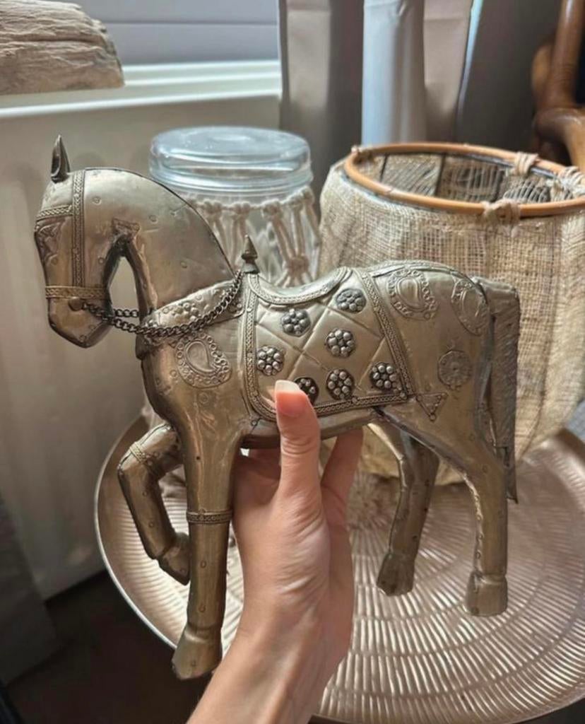 India volkskunst met metaal bedekt houten paard, Antiek en Kunst, Kunst | Niet-Westerse kunst, Ophalen of Verzenden