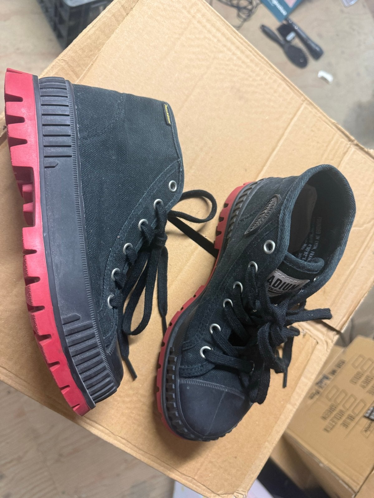 Palladium hoge sneakers zwart met rode zool, Kleding | Dames, Ophalen of Verzenden, Gedragen, Zwart, Sneakers of Gympen