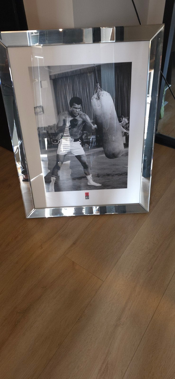 Ingelijste foto Muhammad Ali met bokszak, 50 – 75, Gebruikt, Ophalen of Verzenden, Foto of Poster