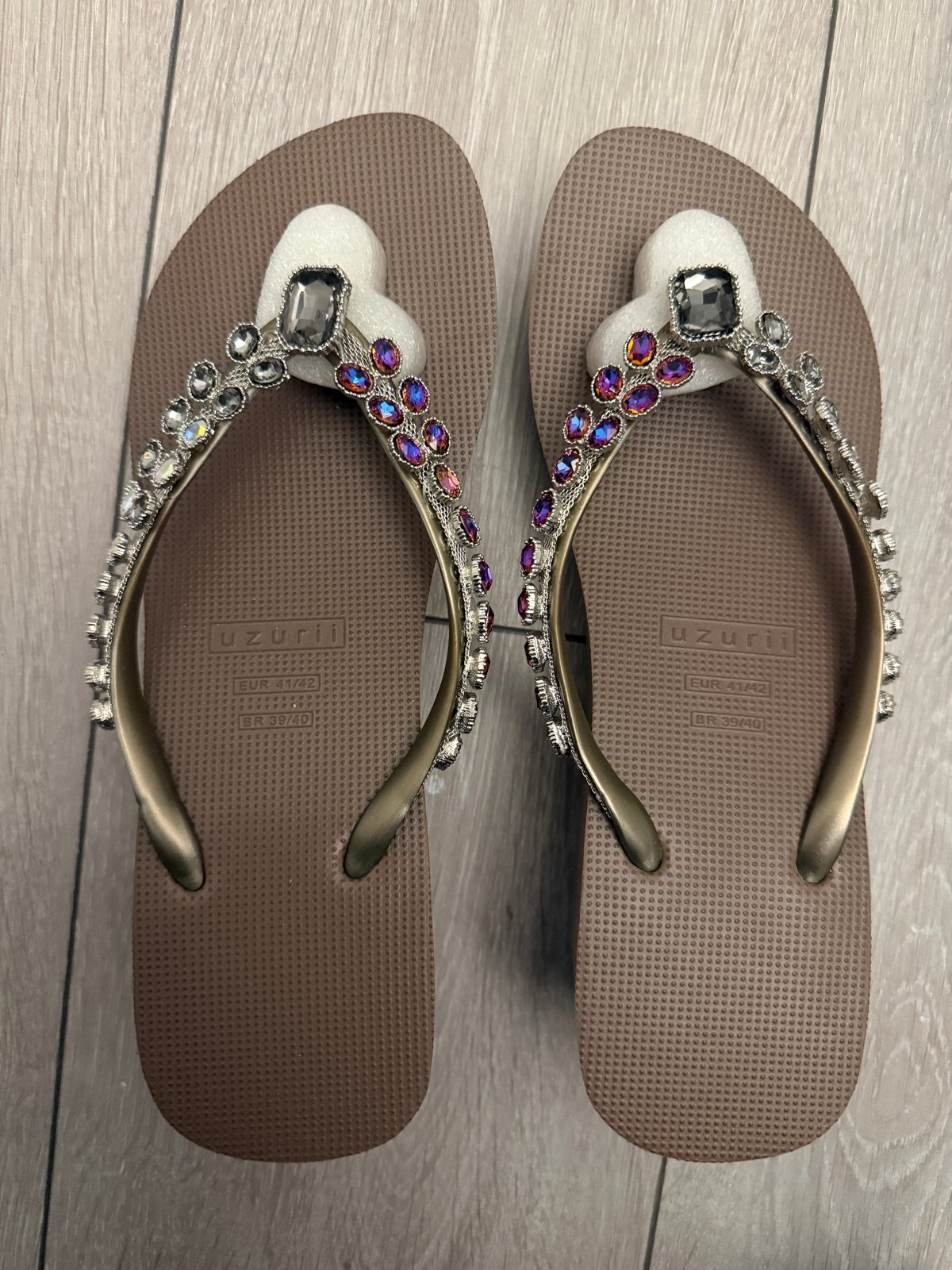 Uzurii Slippers met strass steentjes - Maat 41/42, Ophalen of Verzenden, Nieuw, Bruin, Slippers
