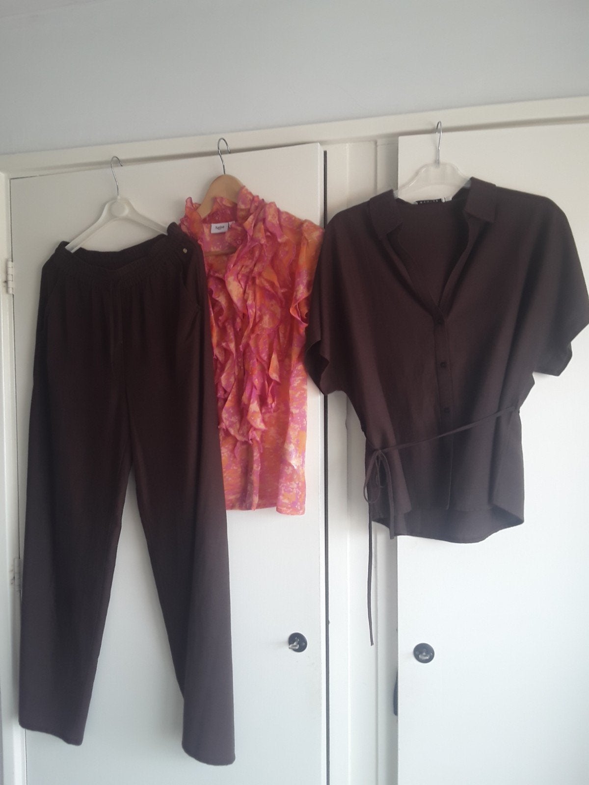 Broekpak met blouse - Broek M, Blouse L, Bruin, Costes, Gedragen, Ophalen