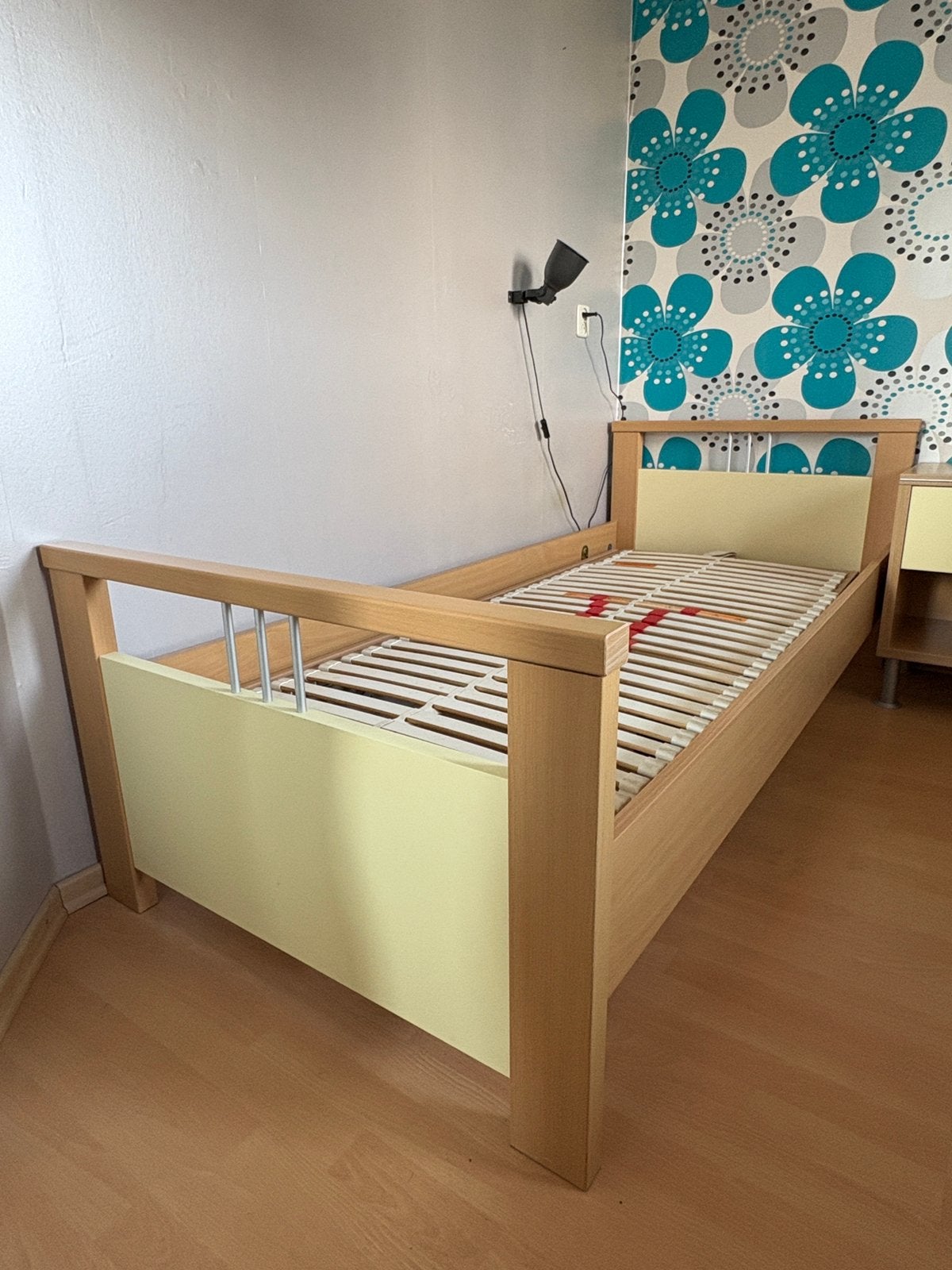 Tienerkamer compleet. Bed/nachtkastje/kledingkast en bureau, Kinderen en Baby's, Kinderkamer | Complete kinderkamers, Ophalen