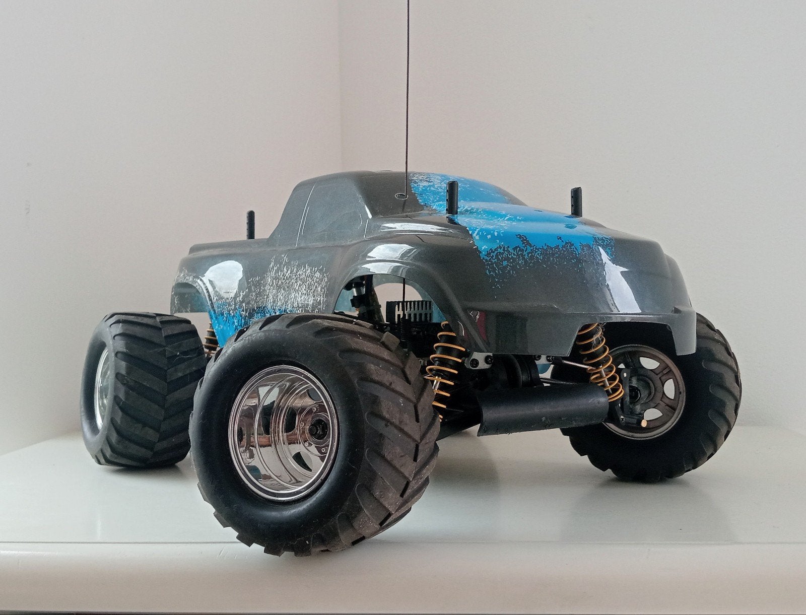 RC monster truck 1:10 in mooie staat, Ophalen of Verzenden, Zo goed als nieuw, Overige schalen, Auto offroad