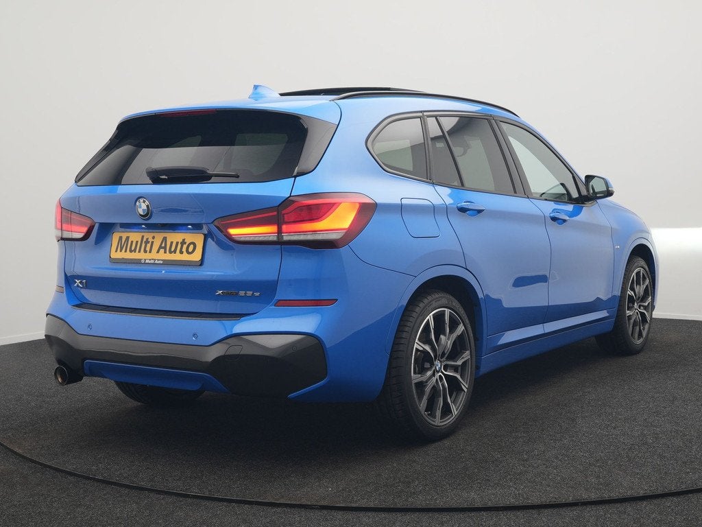 BMW X1 xDrive25e M Sport PHEV 221pk Dealer O.H | Trekhaak Af, Auto's, BMW, Gebruikt, Blauw, Leder en Stof, Bedrijf