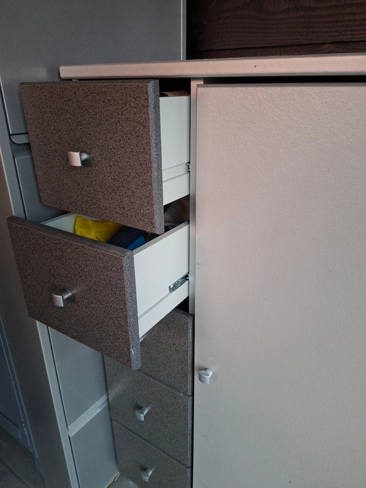 Grijs houten kastje met deur en 5 lades, Ophalen, Gebruikt