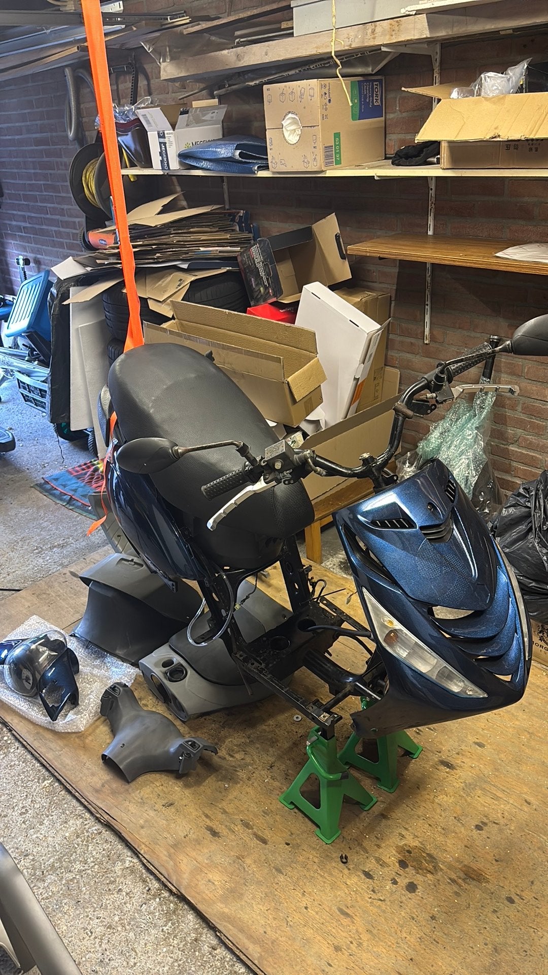 Piaggio zip 2001 4t duits frame met nieuwe onderdelen, Fietsen en Brommers, Scooters | Piaggio, Ophalen, Zo goed als nieuw, Benzine