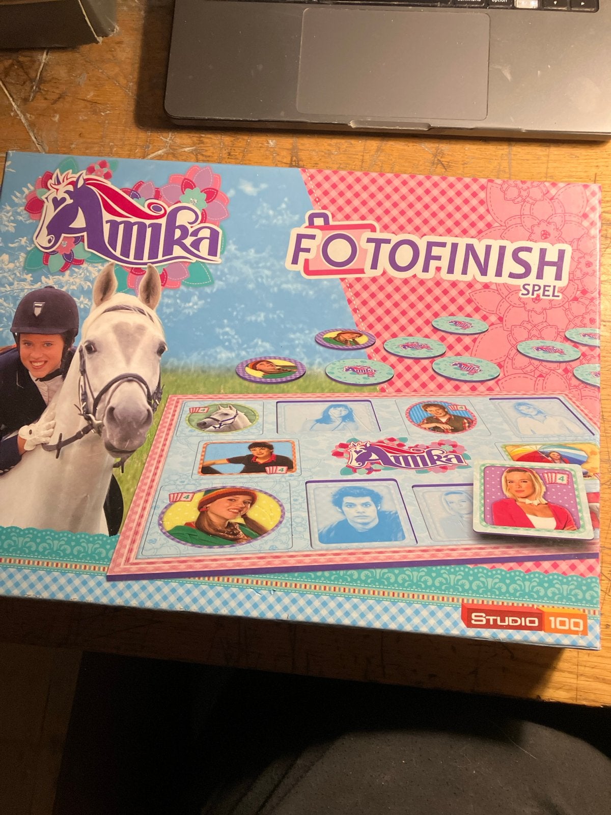 Amika Fotofinish Spel - Studio 100 Bordspel, Info@studio100.nl, Ophalen of Verzenden, Schelle, Een of twee spelers