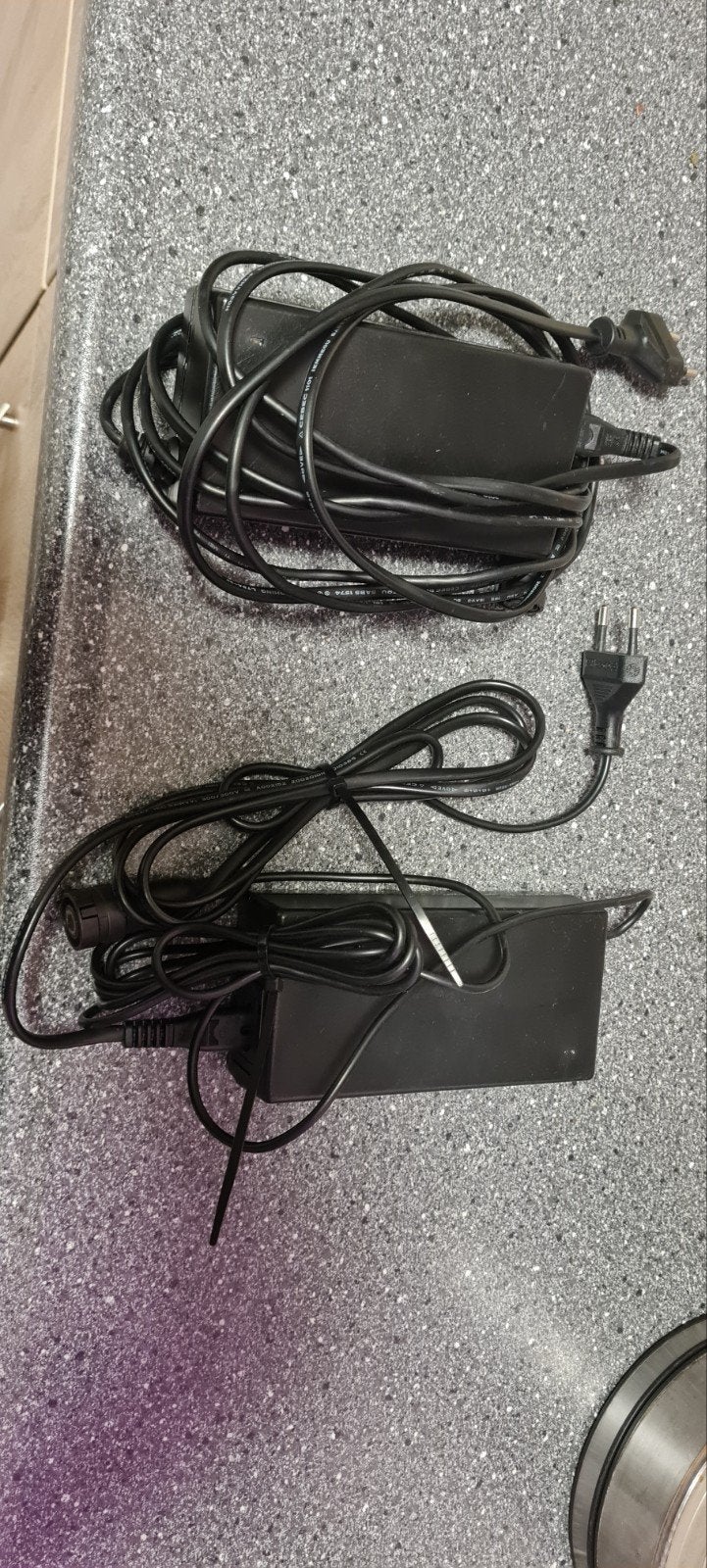 2x Gazelle acculader 48V 2.00A - defect, Ophalen of Verzenden, Gebruikt