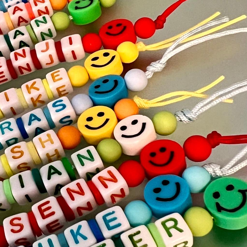 Smiley sleutelhangers met naam -leuk trakteren-, Ophalen of Verzenden, Nieuw, Overige typen, Verjaardag