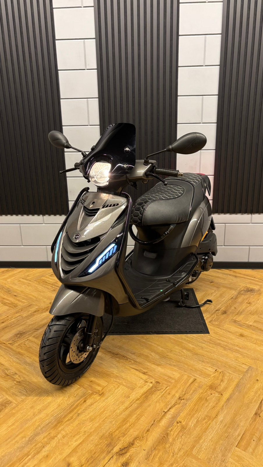 PIAGGIO ZIP 3V 4T BROM 2020 FULL OPTION AGAAT GRIJS, Fietsen en Brommers, Scooters | Piaggio, Maximaal 45 km/u, Zip, Ophalen of Verzenden