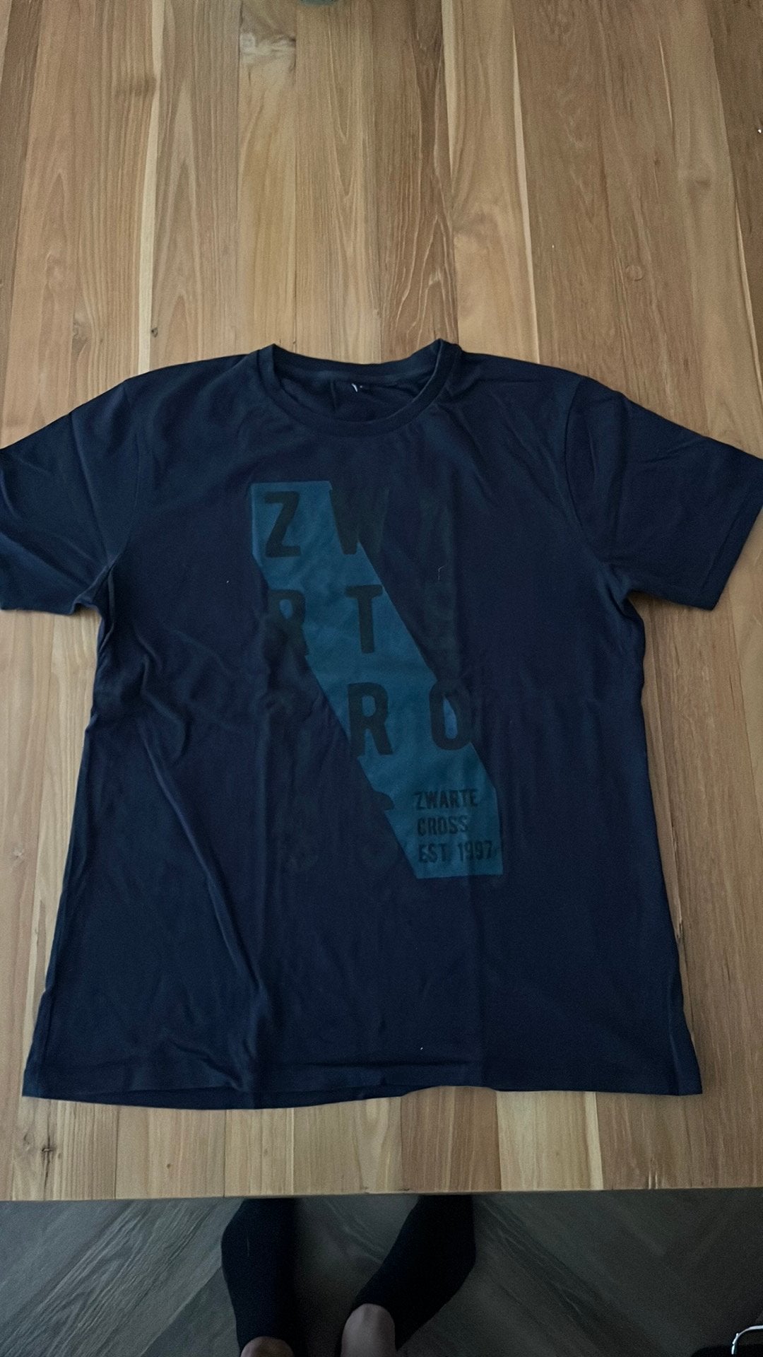 Zwarte cross t-shirt • Maat L, Ophalen of Verzenden, Gedragen, Maat 52/54 (L), Zwart
