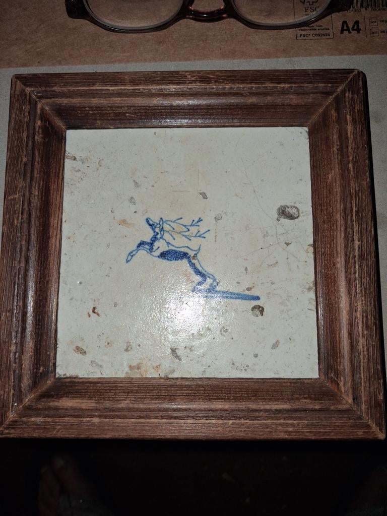 Oud tegeltje met springend hert in lijst, Antiek en Kunst, Ophalen of Verzenden