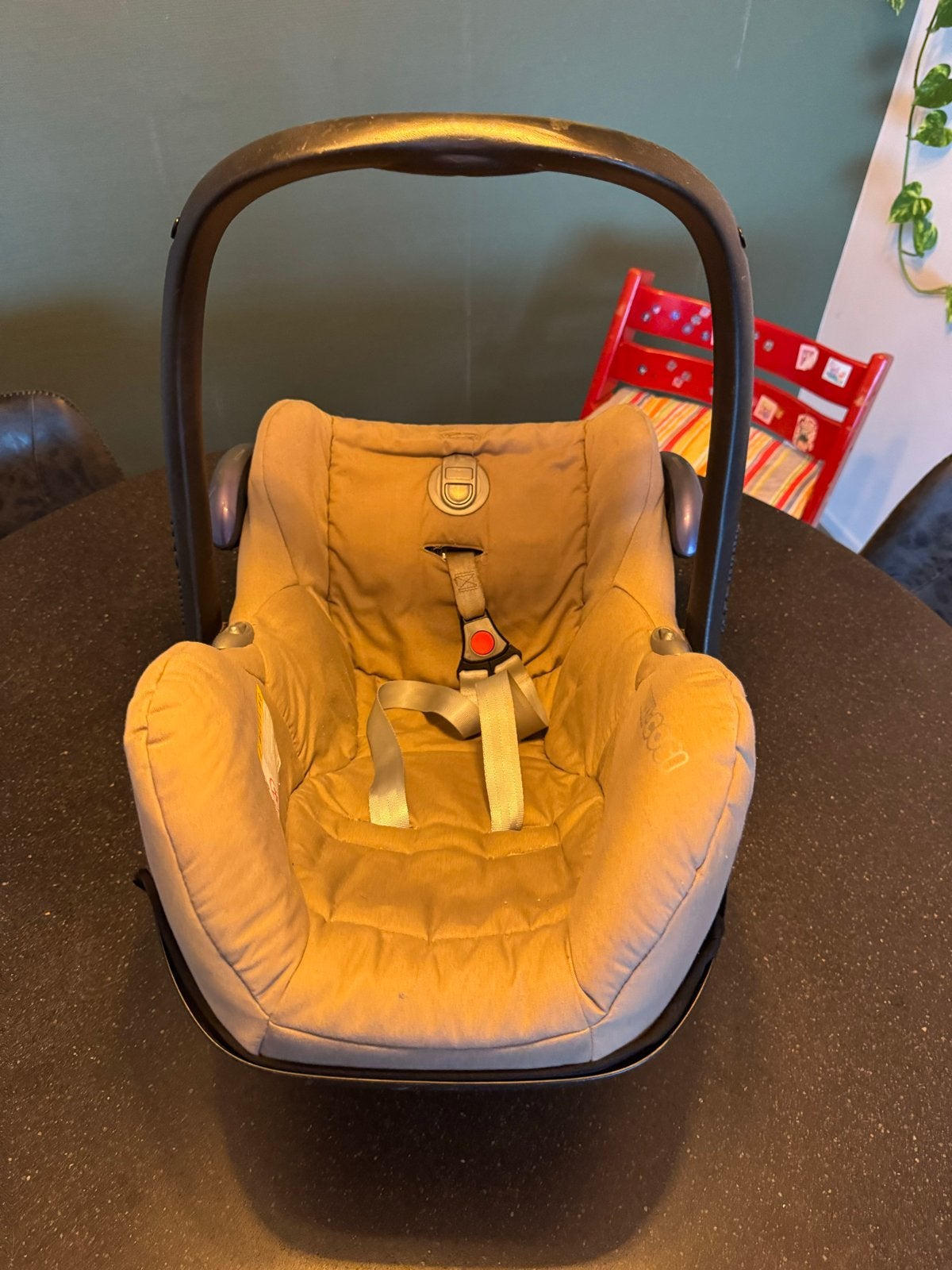 Maxi Cosi Cabriofix kinderstoel, zwart met beige, Ophalen, Autogordel of Isofix, Gebruikt, Zijbescherming