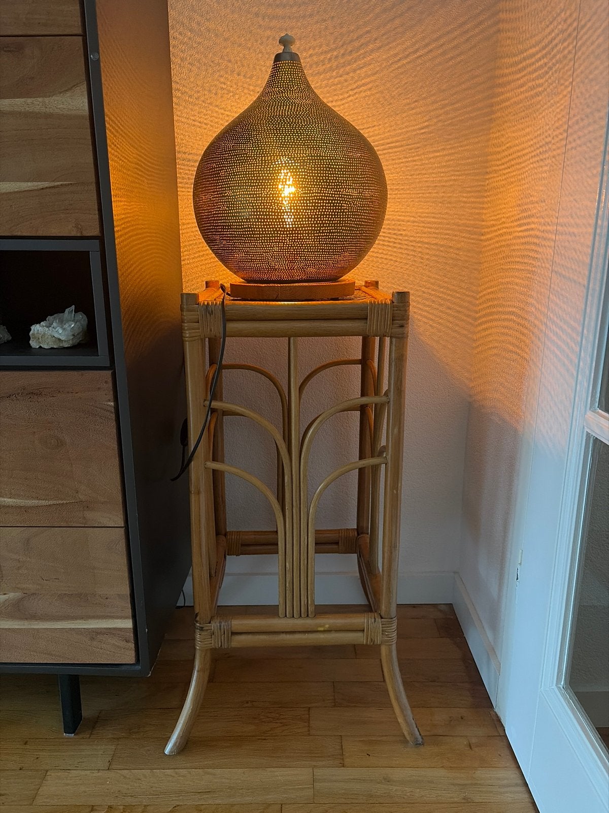 Vintage bamboe bijzettafel met oosterse lamp, Huis en Inrichting, Tafels | Bijzettafels, Ophalen, Minder dan 55 cm, Gebruikt, Vierkant