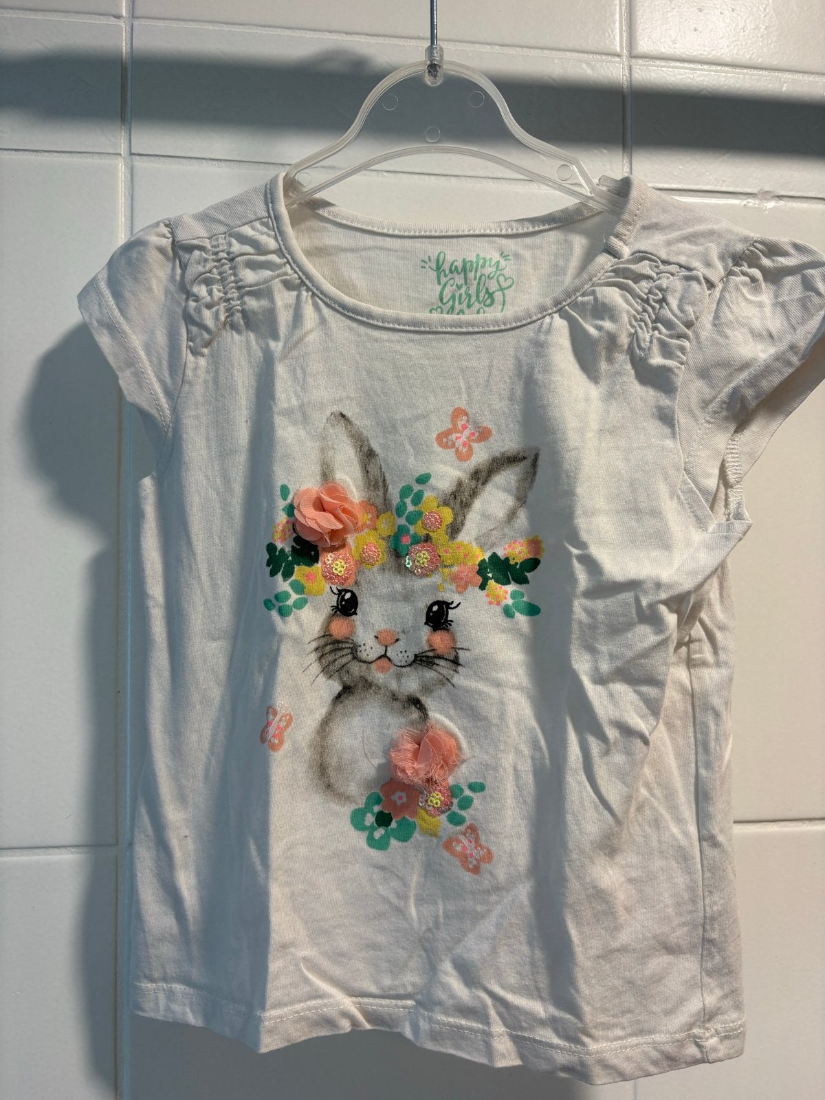 Schattig wit T-shirt met konijn en bloemen, maat 104, Ophalen of Verzenden, Gebruikt, Meisje, Shirt of Longsleeve