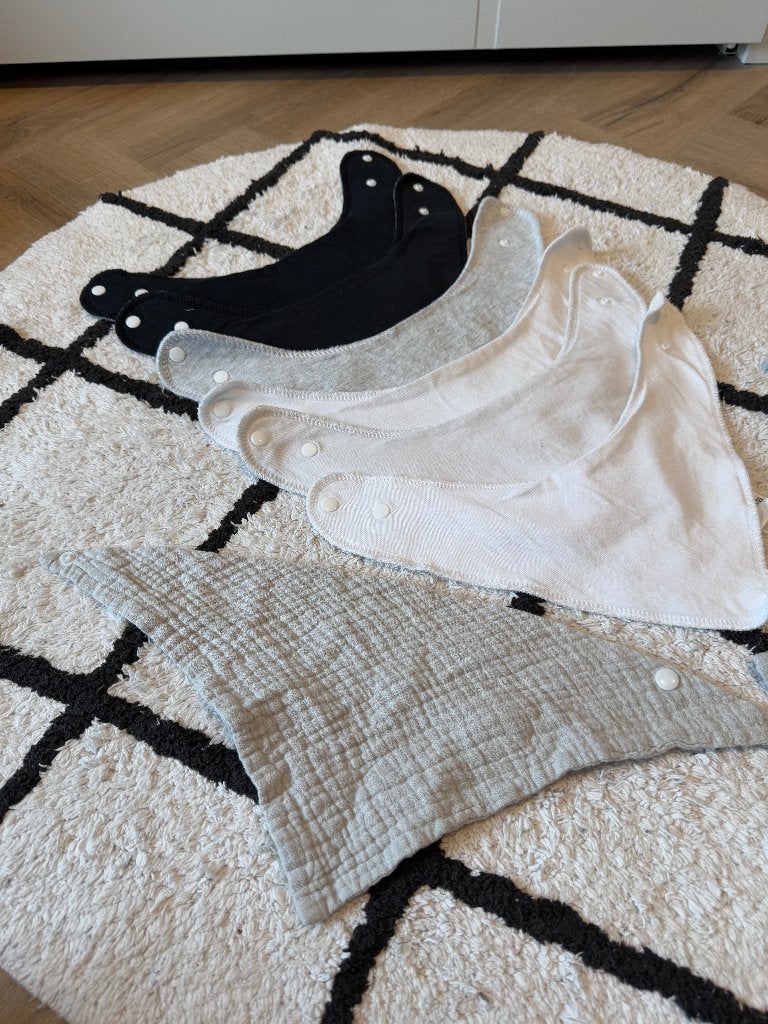 Heel goed zwart wit grijs Geliste fleece baby sjaaltje bibs, Ophalen of Verzenden, Gebruikt, Overige typen, Overige merken