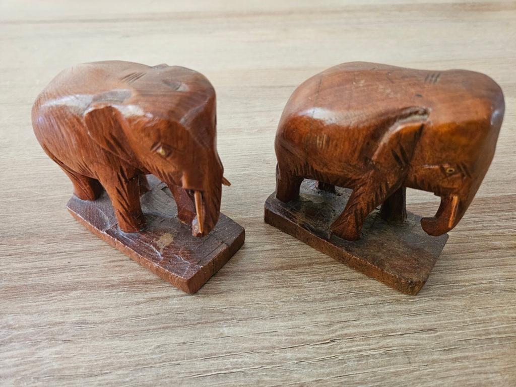 Twee houten olifanten, Antiek en Kunst, Minder dan 20 cm, Ophalen of Verzenden, Handgemaakt, Beeld