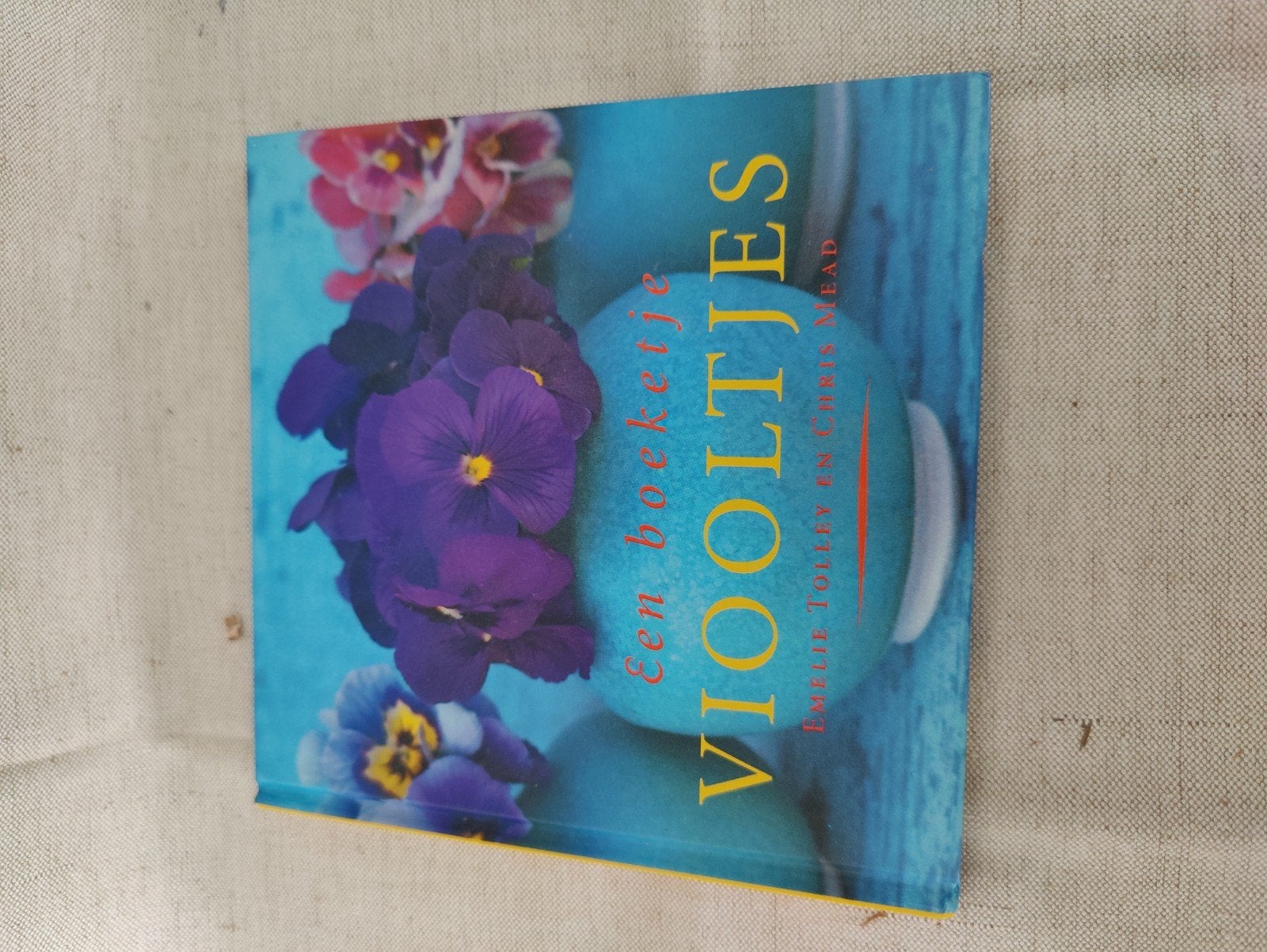 Een Boekje Viooltjes - Inspiratie voor Bloemschikken, Ophalen of Verzenden, Zo goed als nieuw, Emelie Tolley en Chris Mead, Bloemschikken, Groendecoratie