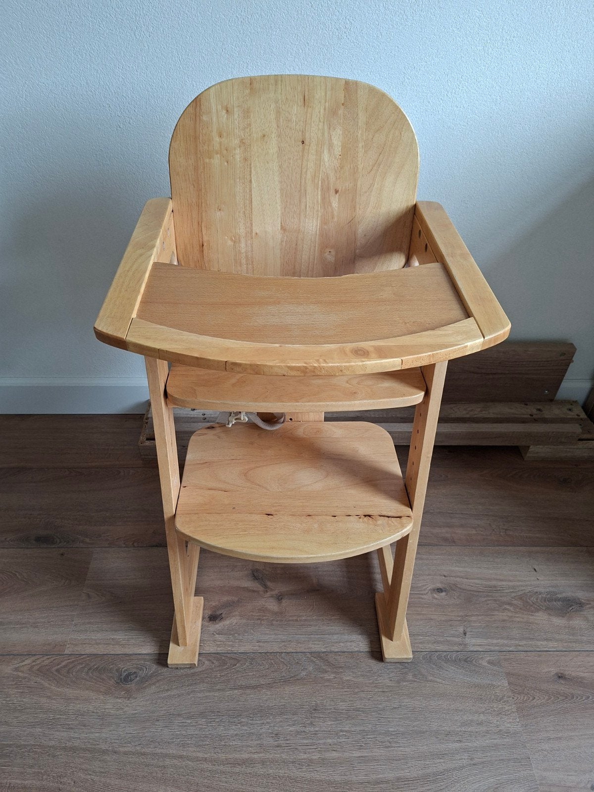 Houten kinderstoel met tuigje - Meegroeistoel, Kinderen en Baby's, Kinderstoelen, Ophalen of Verzenden
