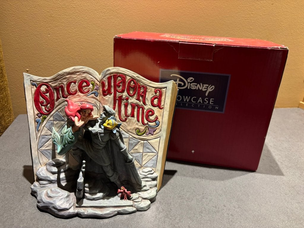 Disney Traditions beeld - Kleine Zeemeermin Storybook, Verzamelen, Ophalen of Verzenden, Pocahontas of Kl. Zeemeermin, Zo goed als nieuw
